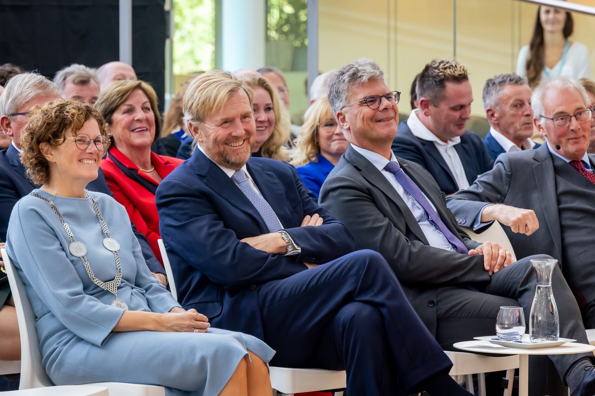 Koning Willem-Aexander woont het seminar over waterstof bij, voorafgaand aan de opening van de elektrolyser