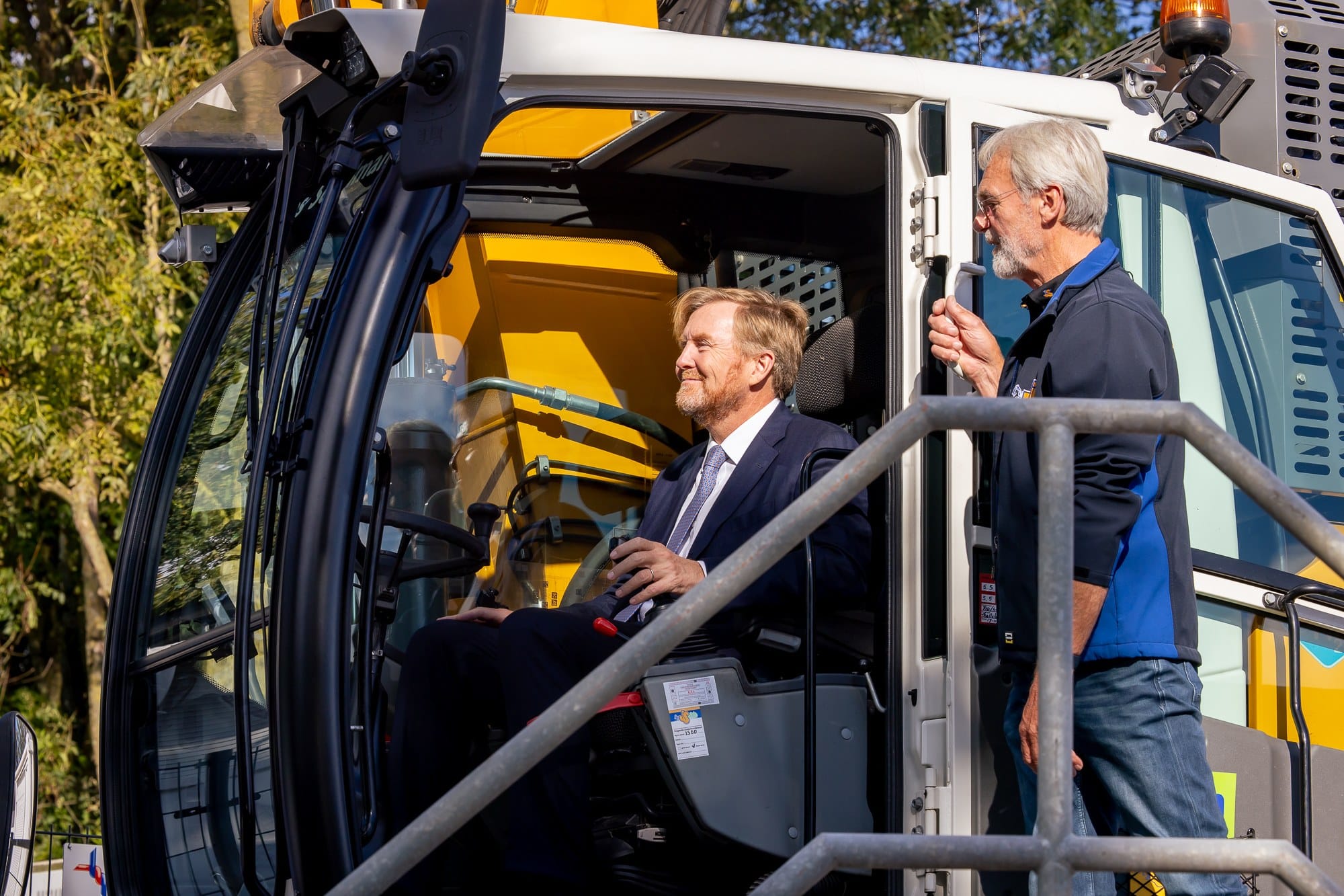 Koning Willem-Alexander zit in kraanwagen op waterstof en opent de elektrolyser