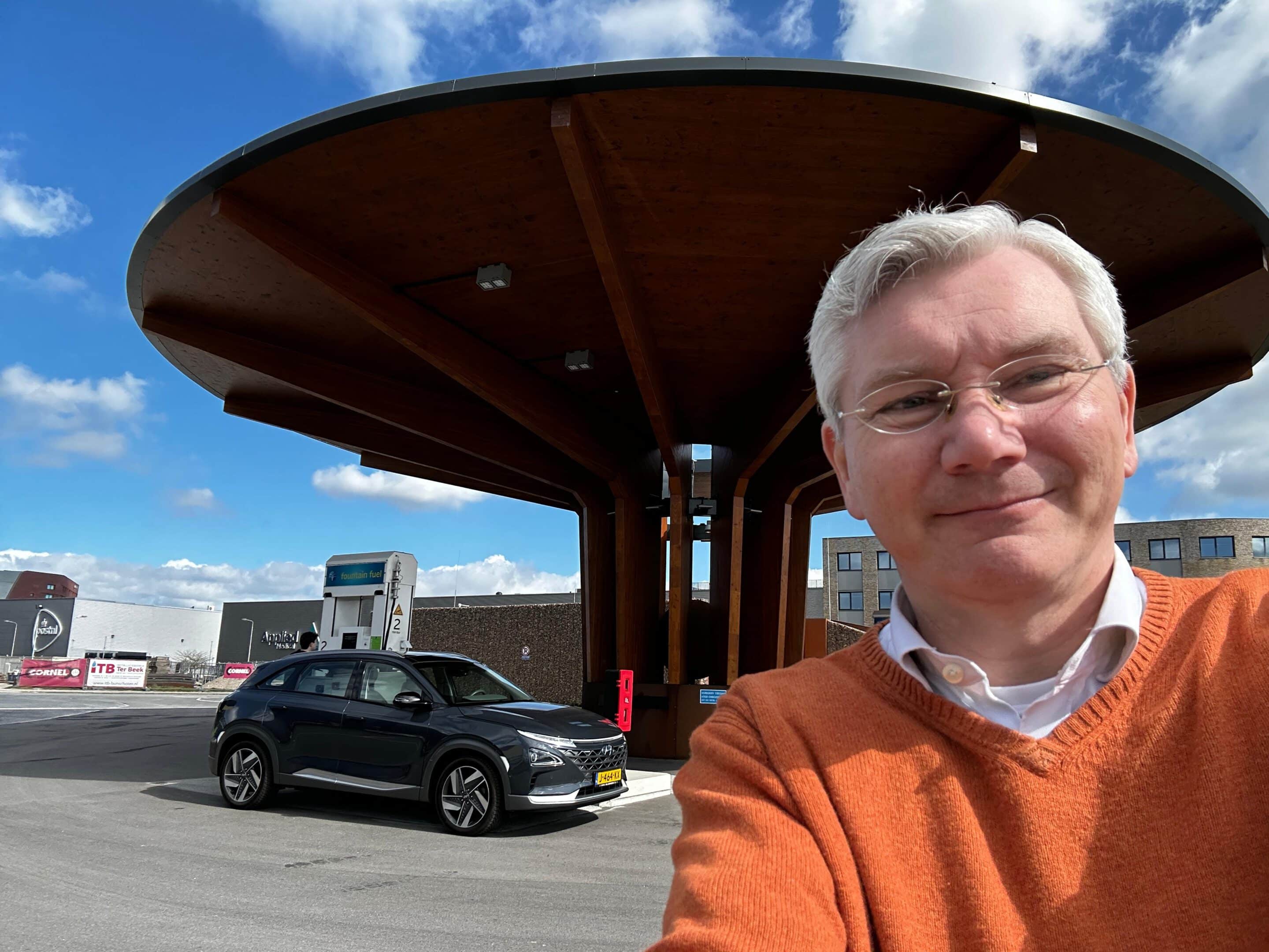Gedeputeerde Andre van Schie met waterstofauto